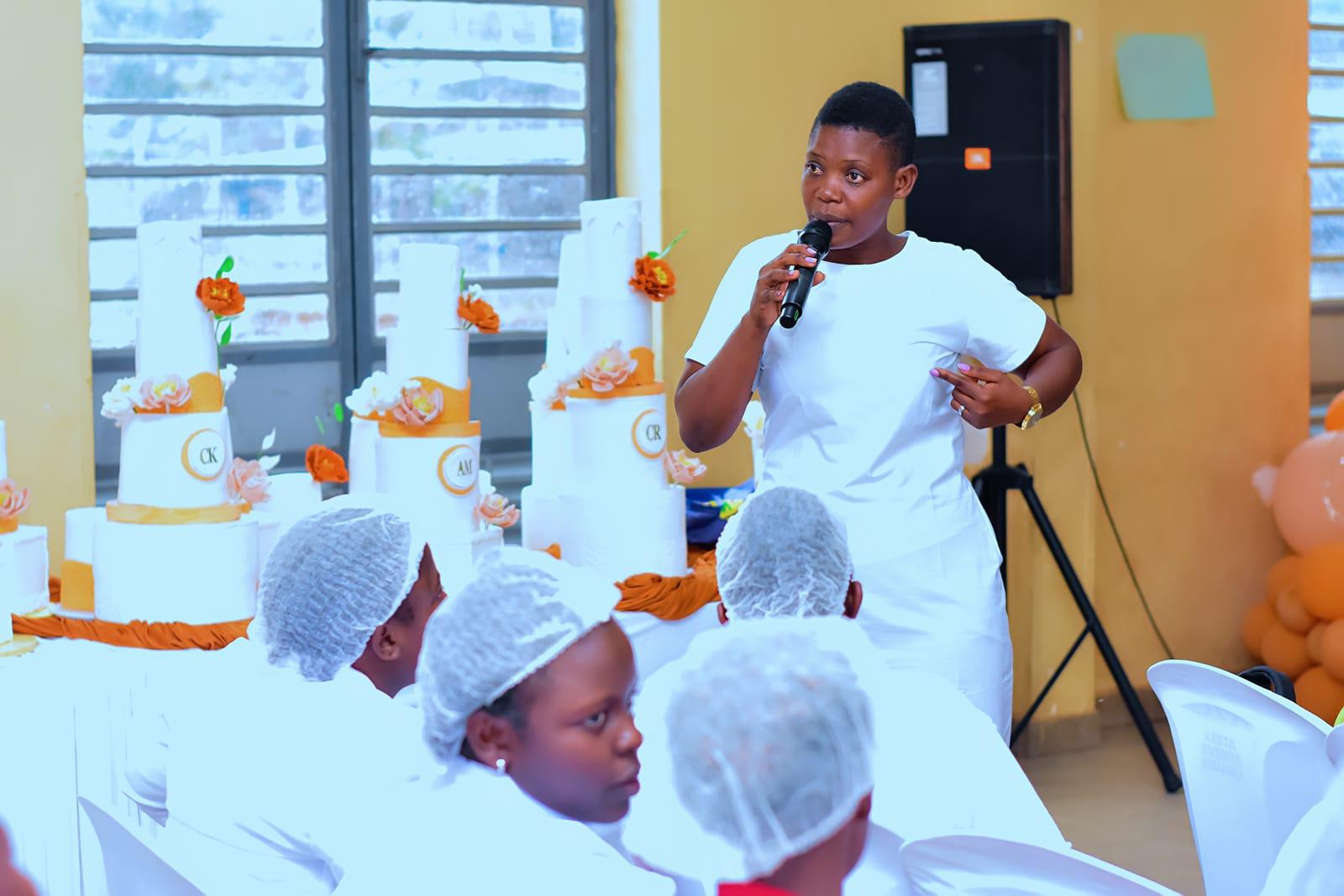 A Modesh instructor leading a wedding cake masterclass